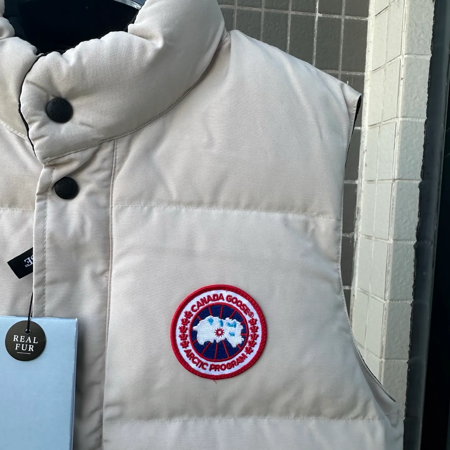 P380 Top real shot - Style number: TT119 Canada Goose has always been recognized as the warmest down jacket. Various Instagram celebrities, Internet celebrities, and celebrities often wear it for street photos. I make Canada Goose every year, but I still can't get rid of my love for the goose. No matter how cold the days are, there is no need to be afraid because of the care of the goose. The down vest is definitely a concave shape in autumn and winter. It is a trading company order model, exclusively launched! The purchase at the counter is the same as the genuine original clothes. Pay attention to the matching. There is velvet on the back collar, which is more warm. There is a zippered hidden pocket on the inside, and the genuine net pocket is synchronized inside. You need to compare the genuine products at any time. All the accessories are custom-made from the original factory. 1️⃣Fabric: Domestic exclusive Japanese original fabric with characteristics: waterproof, drill-proof, anti-fading, 24-count calendered woolen surface (waterproof level conforms to the ball raincoat level) 2️⃣Down: national standard 80 white duck down Supports identification (many on the market are 50 velvet and recharged in order) with better thermal insulation performance, light and not heavy, and good recovery of fluffiness after compression!  3️⃣Zipper: Original factory customized zipper with clear engraving and perfect texture. Original customized authentic YKK military-grade copper core zipper puller that can withstand hundreds of thousands of pulls. 4️⃣Embroidery: Imported new Behringer embroidery machine customized with 10,000-needle electric embroidery, full/three-dimensional/clear! 5️⃣: 400D high-density count liner fabric in the inner liner completely eliminates the problem of velvet leakage and velvet leakage. In the down woven category, there is no bragging. There is currently almost no one that can do better than us! Make an original product with care, so that every customer has the confidence to introduce it to his customers: This is the top replica version in China. A good product does not need too much soft text to set it off. Color: black, gray, off-white, size: Please note that slight color differences on the product are normal and will not be used as a reason for return or exchange. #Due to different monitor display pixels and external factors such as shooting lighting